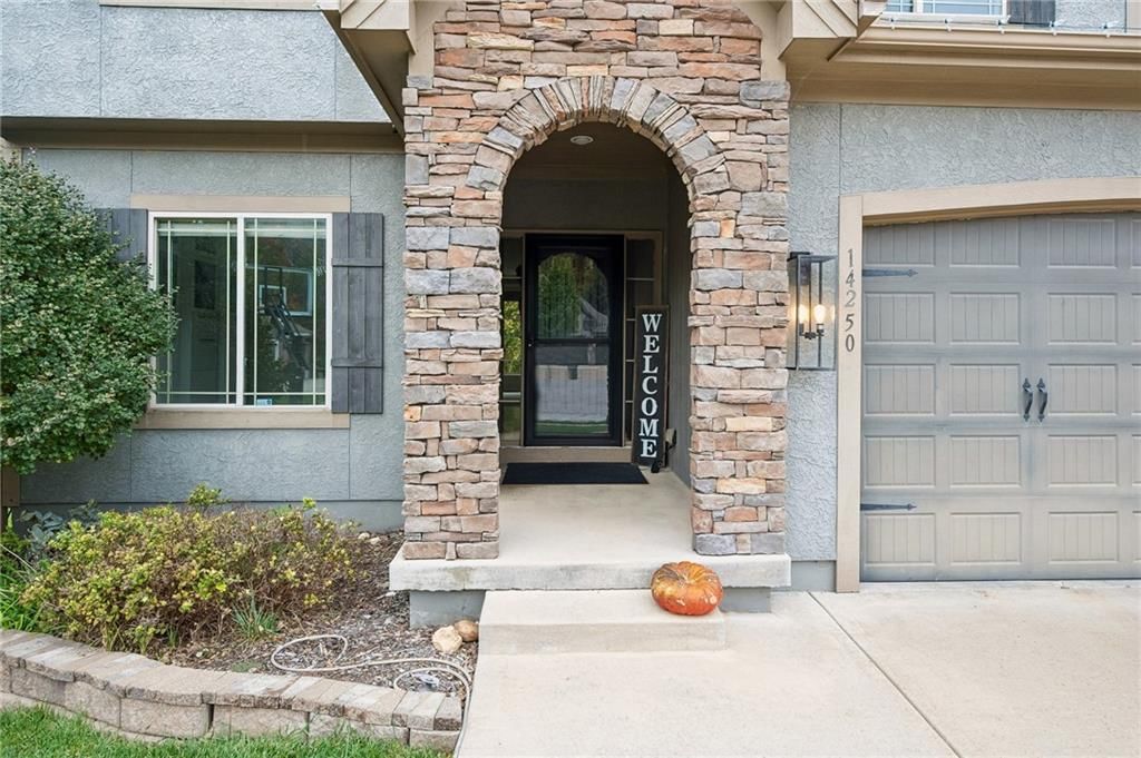 14250 NW 68th Street, Parkville, MO: listing photo 2