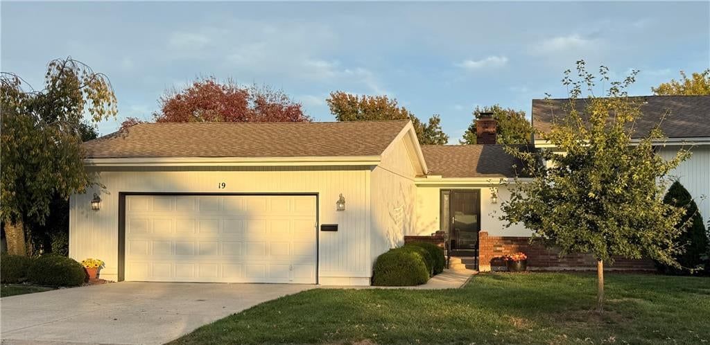 19 E Woodbridge Lane, Kansas City, MO