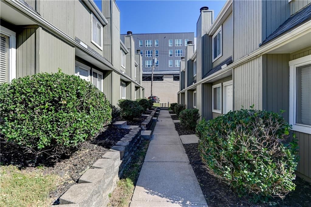 Photo 4 of 19 - 4411 Jarboe Street, Kansas City, MO 64111