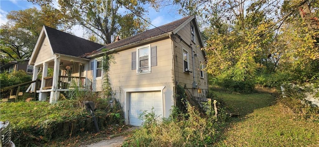 Attached garage at 4038 N Cleveland Avenue, Kansas City, MO 64117