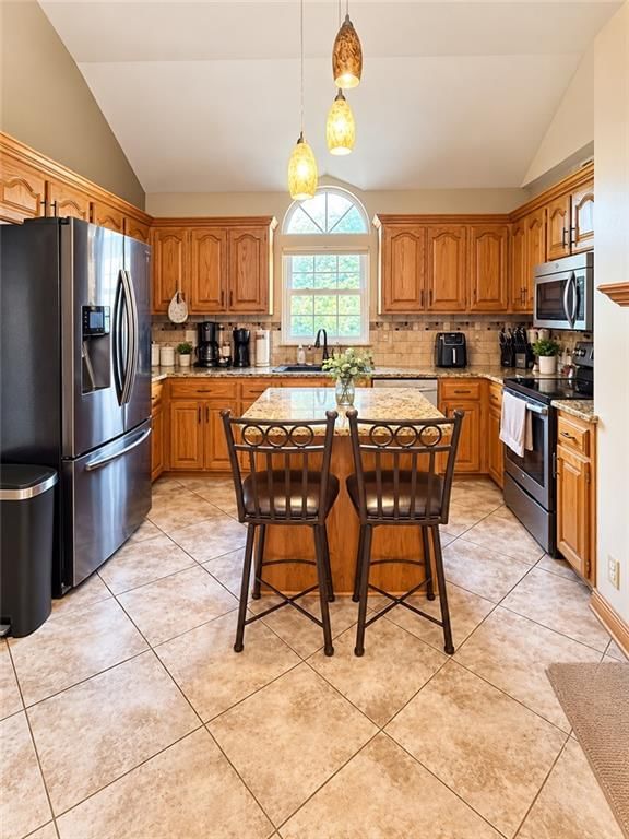 1164 E Meadow Lane, Olathe, KS: listing photo 3