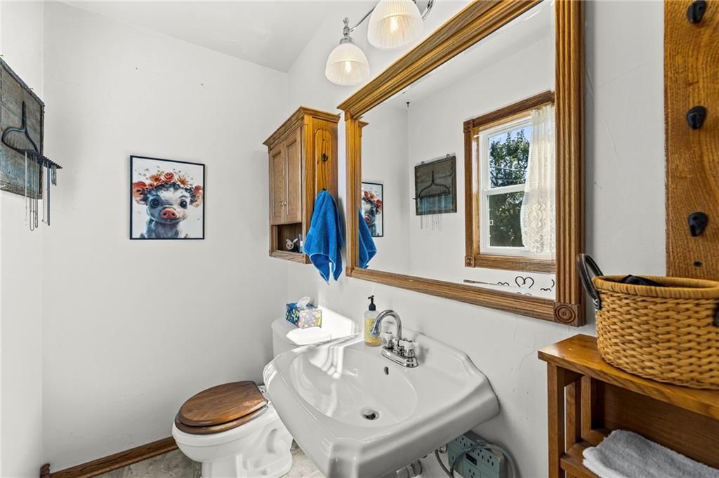 White vanity at 8809 W 94th Street, Overland Park, KS 66212