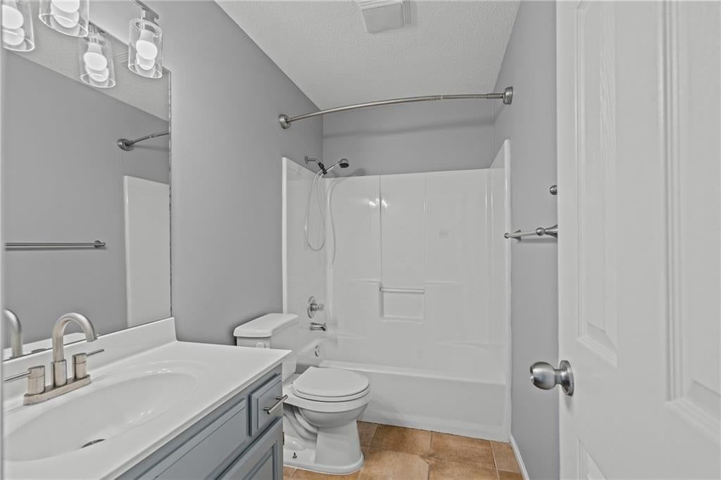 Tub and shower combo at 1122 E Frontier Drive, Olathe, KS 66062