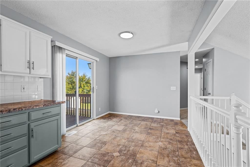 Photo 6 of 25 - 1122 E Frontier Drive, Olathe, KS 66062