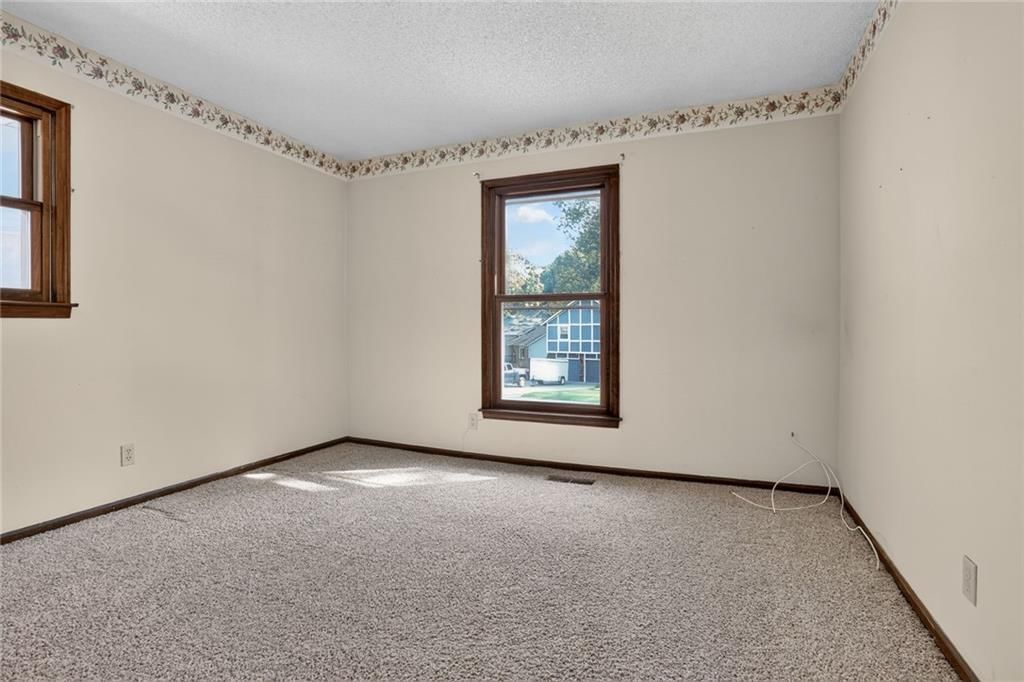 Photo 15 of 32 - 1528 NE 99th Street, Kansas City, MO 64155