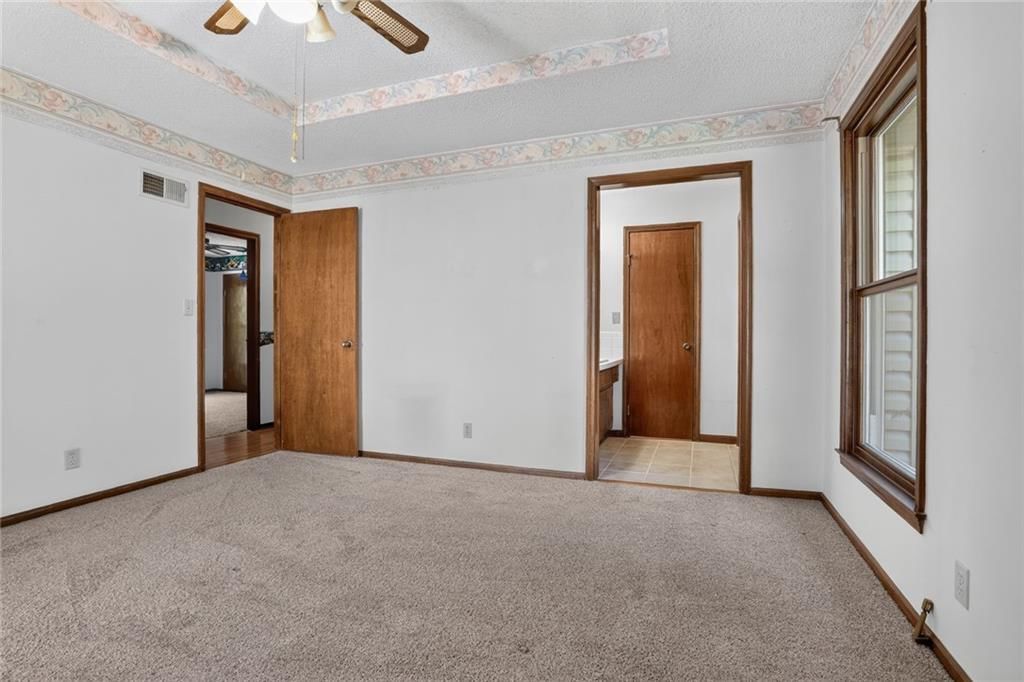 Tray ceiling at 1528 NE 99th Street, Kansas City, MO 64155