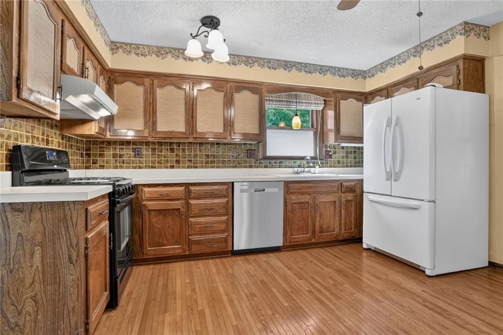 Kitchen backsplash at 1528 NE 99th Street, Kansas City, MO 64155
