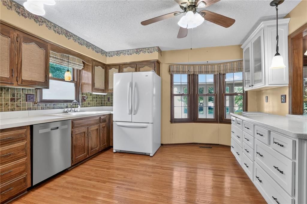 Open floor plan, granite counters and two-tone kitchen cabinets at 1528 NE 99th Street, Kansas City, MO 64155