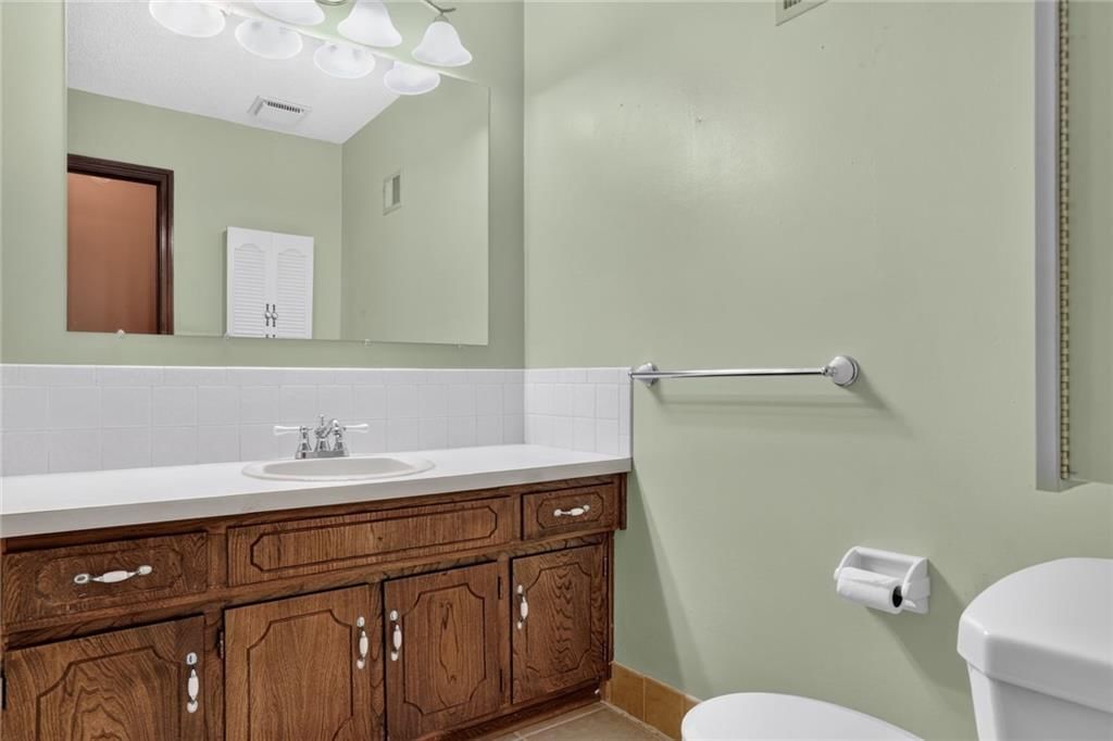 Photo 17 of 32 - 1528 NE 99th Street, Kansas City, MO 64155