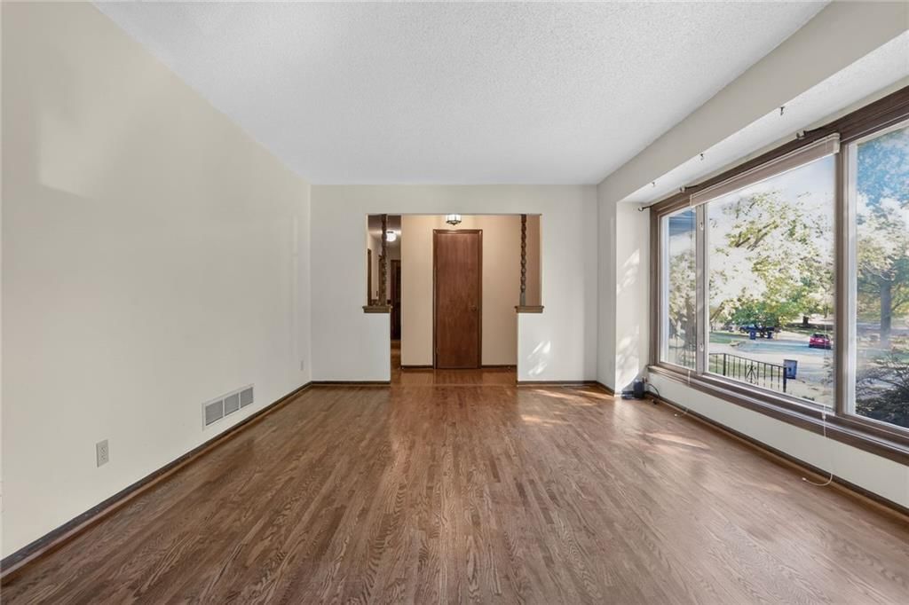 Photo 4 of 32 - 1528 NE 99th Street, Kansas City, MO 64155