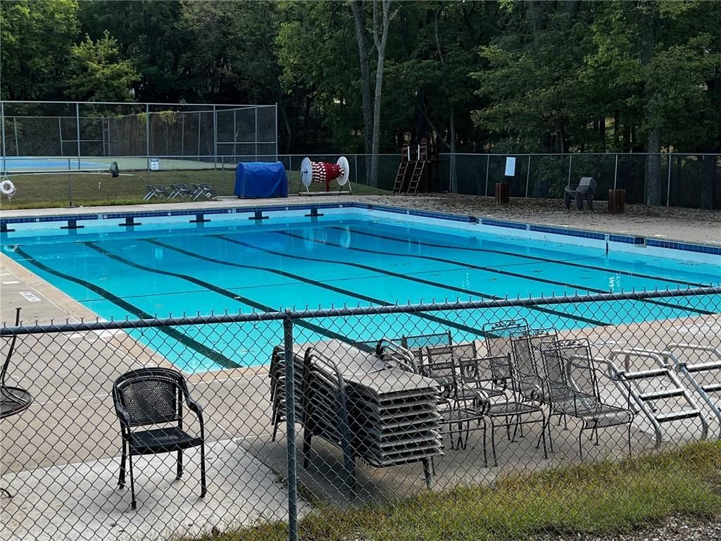 Sport court at 1528 NE 99th Street, Kansas City, MO 64155