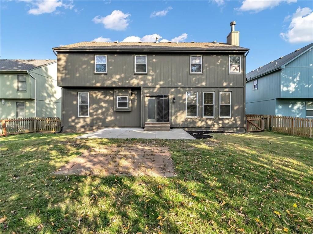 Fenced yard at 15700 S Apache Street, Olathe, KS 66062