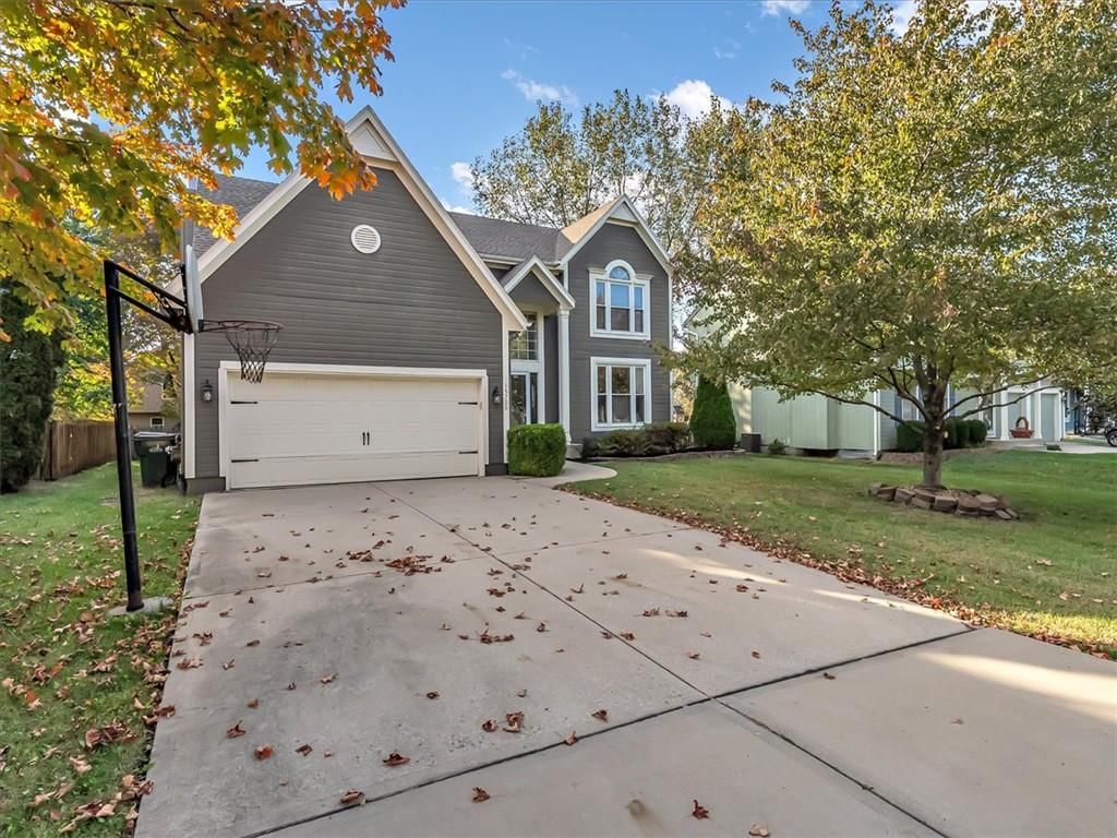 15700 S Apache Street, Olathe, KS: listing photo 3