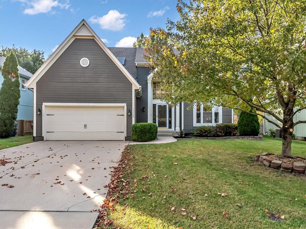 15700 S Apache Street, Olathe, KS: listing photo 2