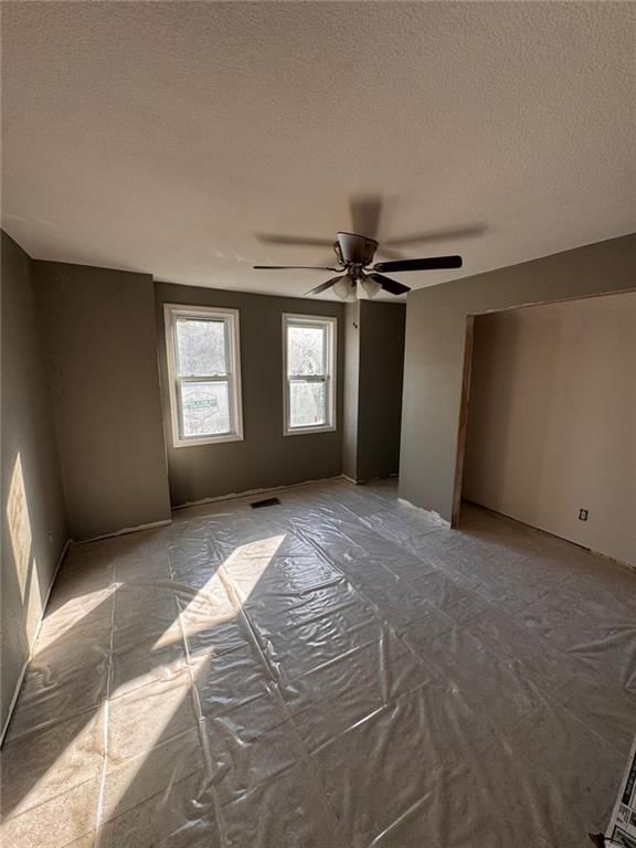 Photo 4 of 37 - 4924 Agnes Avenue, Kansas City, MO 64130