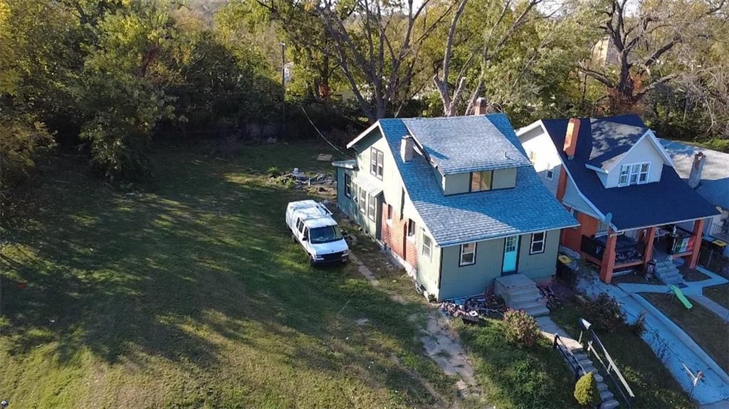 Photo 19 of 37 - 4924 Agnes Avenue, Kansas City, MO 64130
