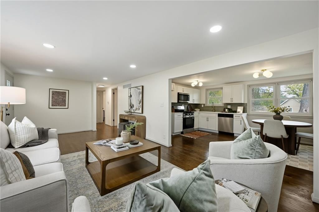 Photo 7 of 25 - 6813 N Tracy Avenue, Gladstone, MO 64118