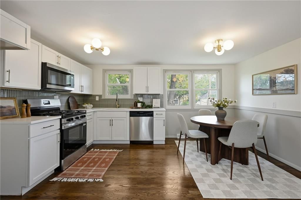 Breakfast nook at 6813 N Tracy Avenue, Gladstone, MO 64118