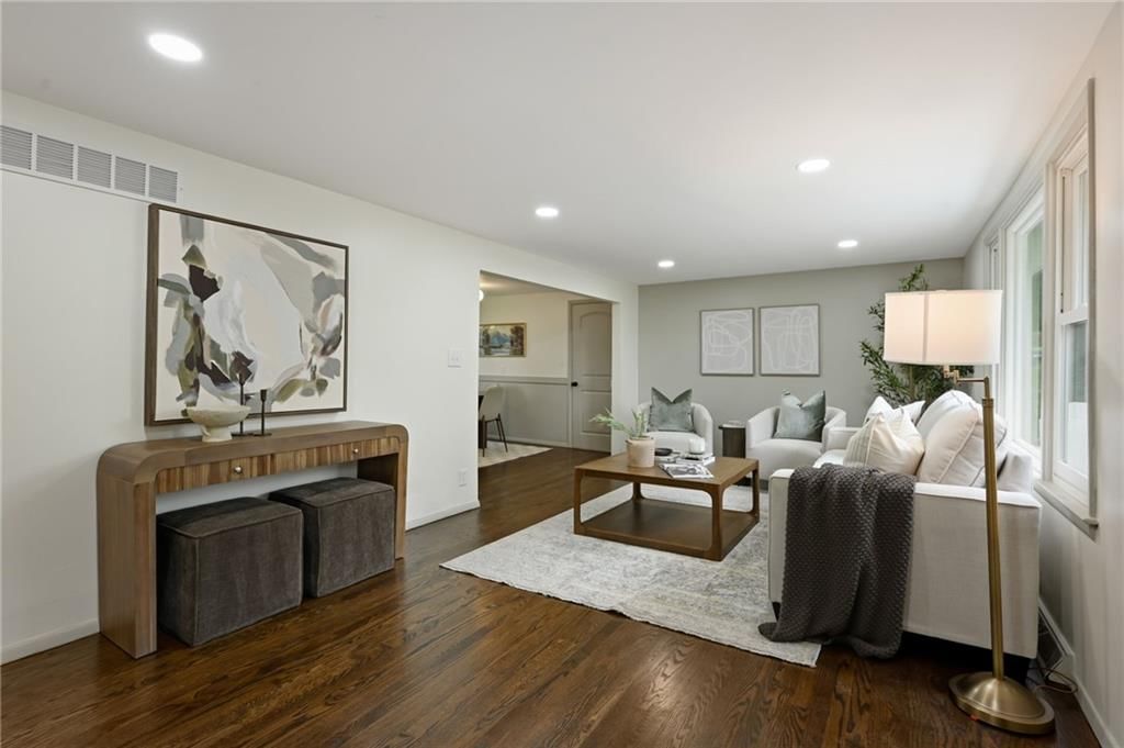 Built-ins at 6813 N Tracy Avenue, Gladstone, MO 64118
