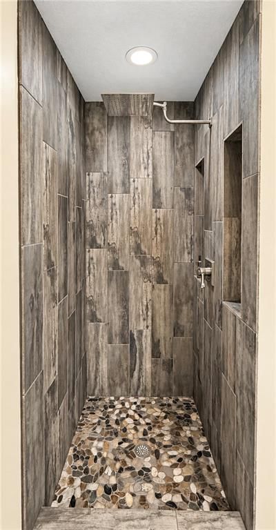Frameless glass shower at 15109 E 40th Street S, Independence, MO 64055