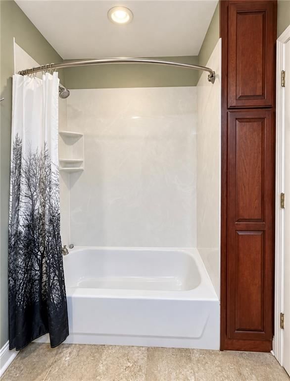 Tub and shower combo at 15109 E 40th Street S, Independence, MO 64055