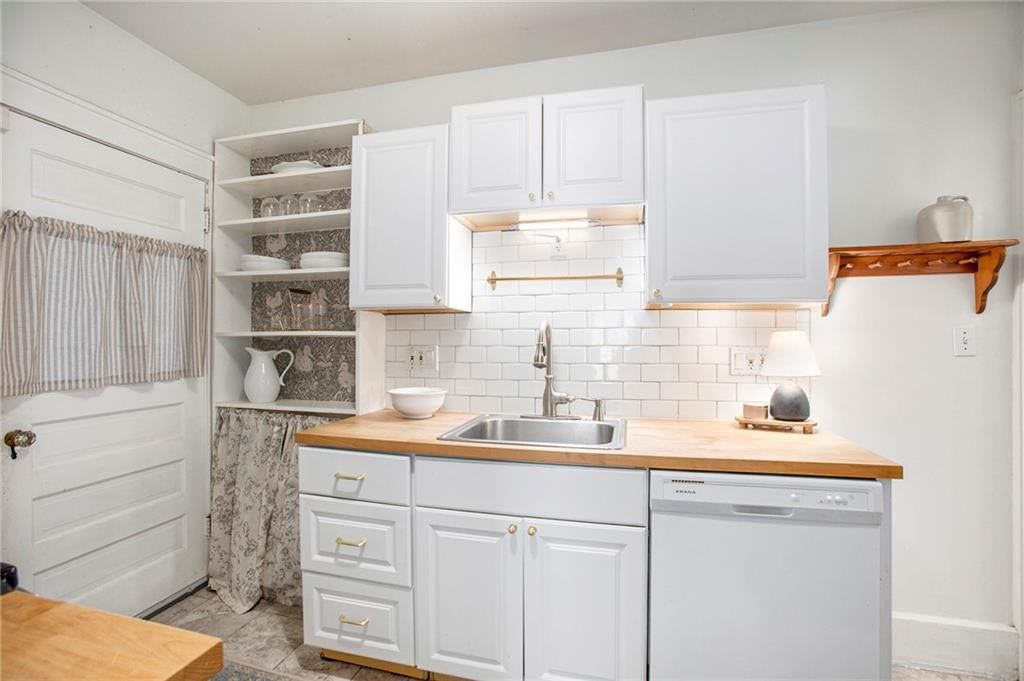 Built-ins at 4346 Campbell Street, Kansas City, MO 64110