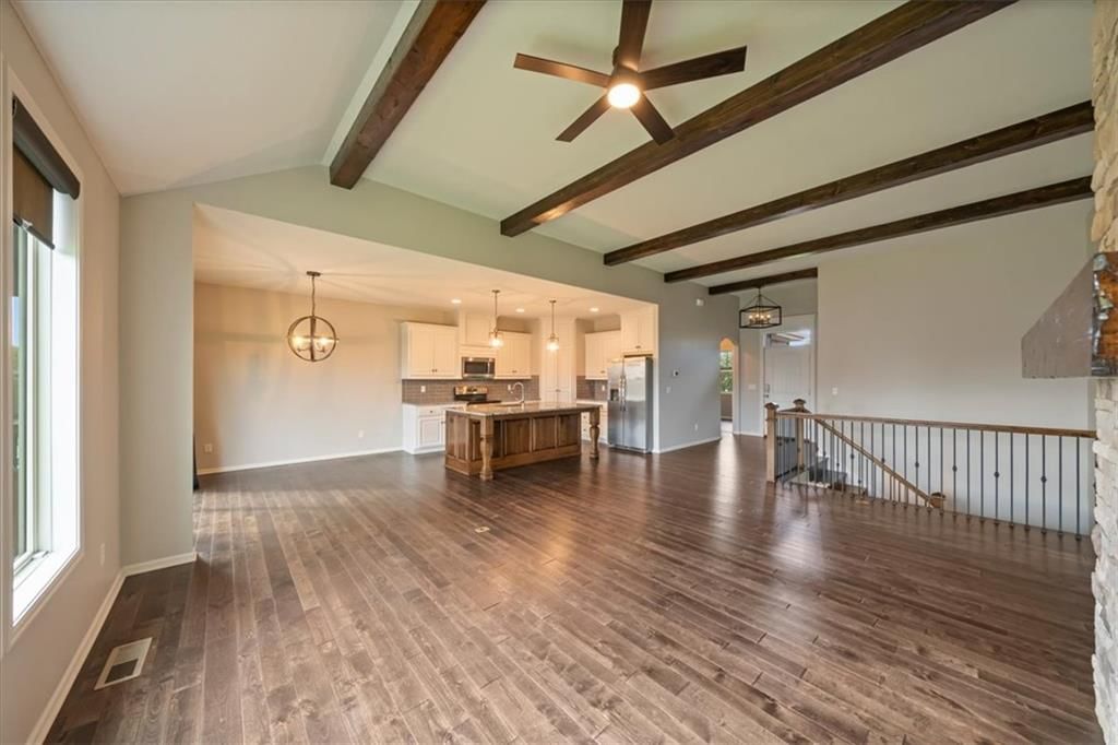 Photo 5 of 27 - 18909 Corbin Street, Spring Hill, KS 66083