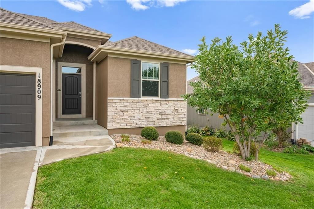 18909 Corbin Street, Spring Hill, KS: listing photo 2