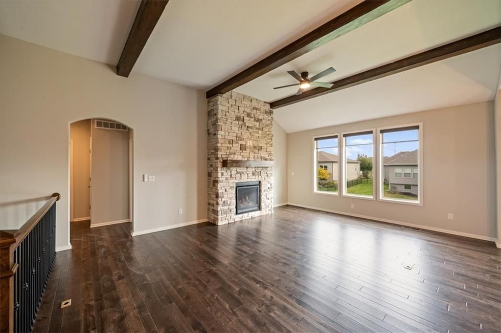 Photo 4 of 27 - 18909 Corbin Street, Spring Hill, KS 66083