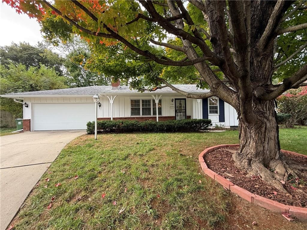11301 E 53rd Terrace, Raytown, MO: listing photo 2