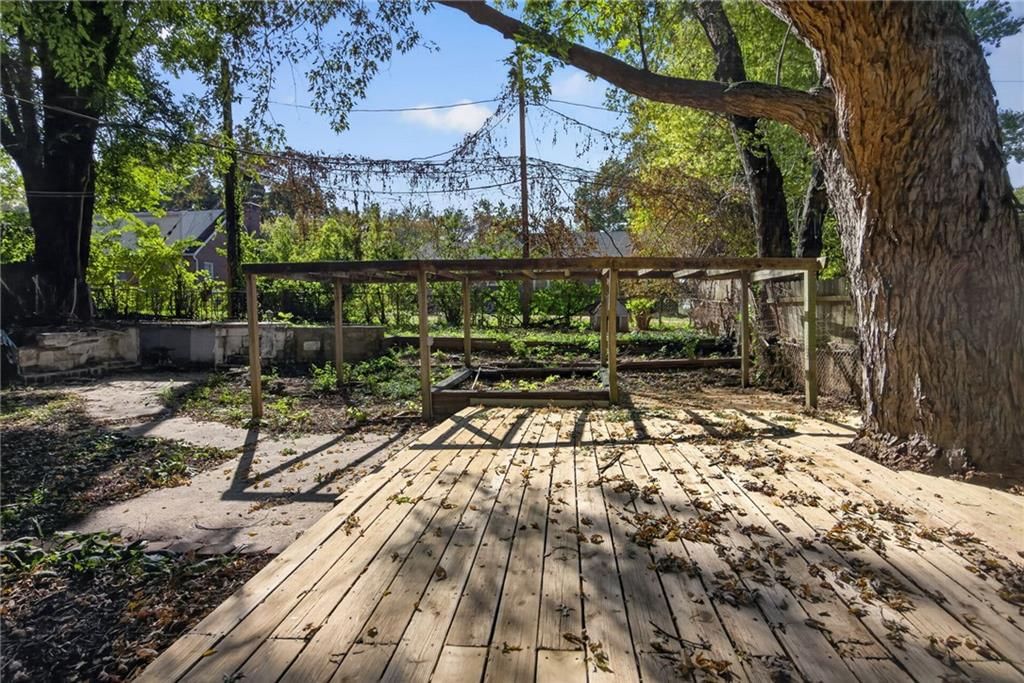 Mature trees and wood fence at 611 W 85th Street, Kansas City, MO 64114