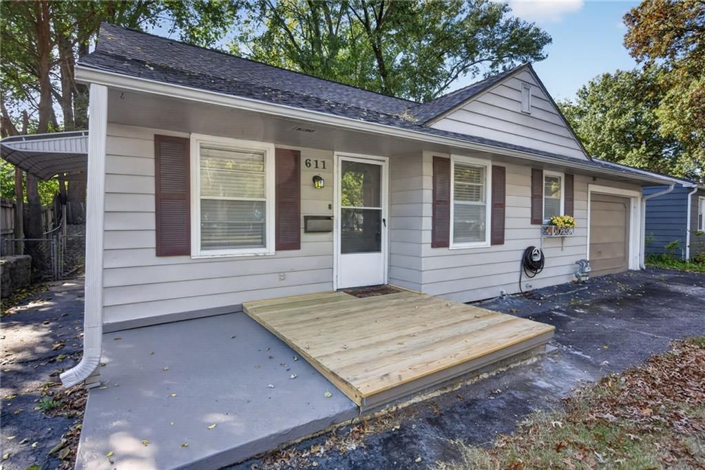 Deck and wood deck at 611 W 85th Street, Kansas City, MO 64114