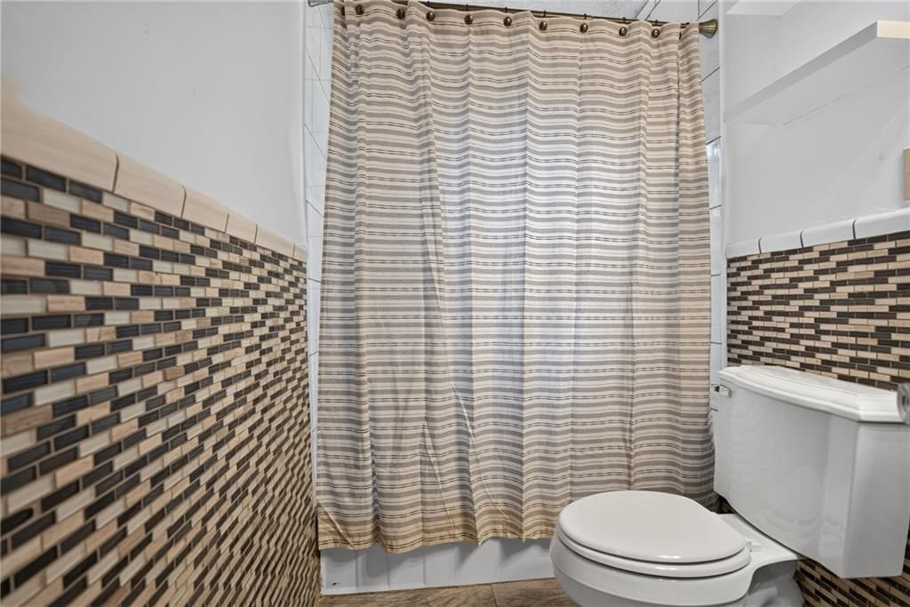 Tub and shower combo at 611 W 85th Street, Kansas City, MO 64114