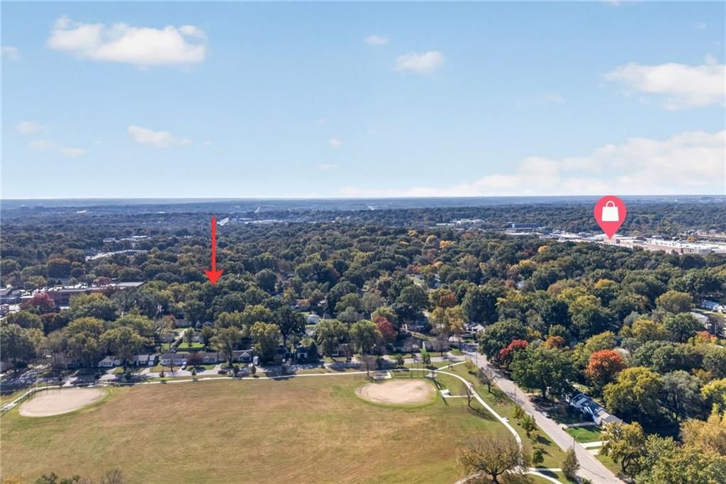 Golf course visible from the property and flat lot at 611 W 85th Street, Kansas City, MO 64114