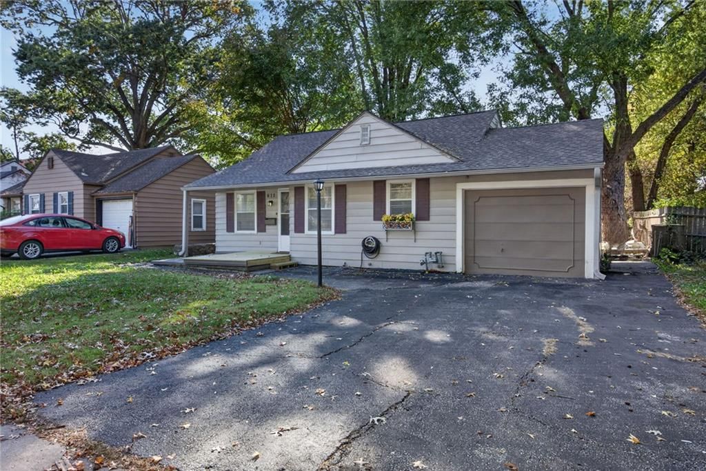 Photo 5 of 34 - 611 W 85th Street, Kansas City, MO 64114