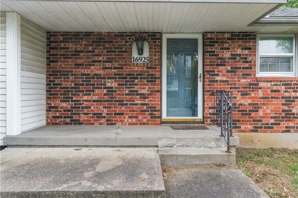 Covered front porch at 16925 E 4th Street S, Independence, MO 64056