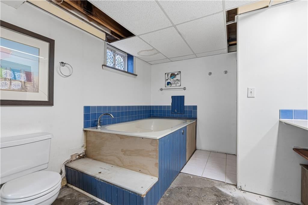 Tub and shower combo at 16925 E 4th Street S, Independence, MO 64056