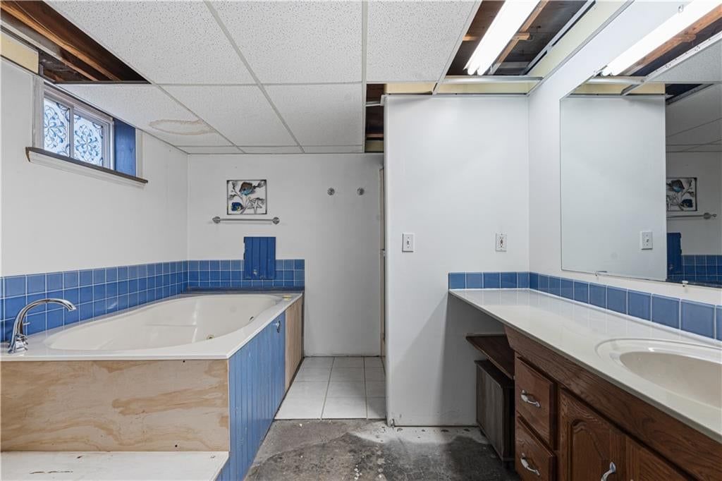 Freestanding tub at 16925 E 4th Street S, Independence, MO 64056