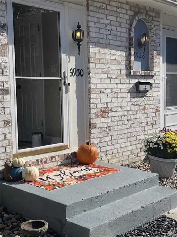 6930 Chapel Woods Lane, Kansas City, MO: listing photo 2