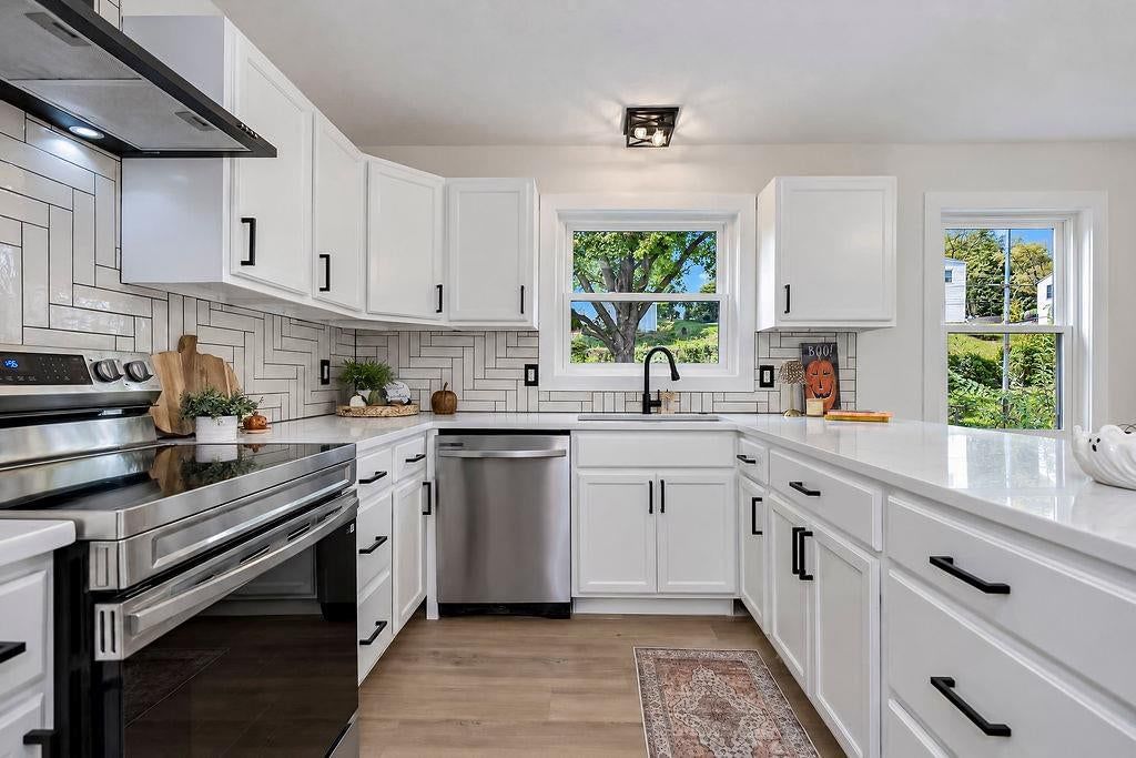 Photo 5 of 35 - 3438 N Brighton Avenue, Kansas City, MO 64117
