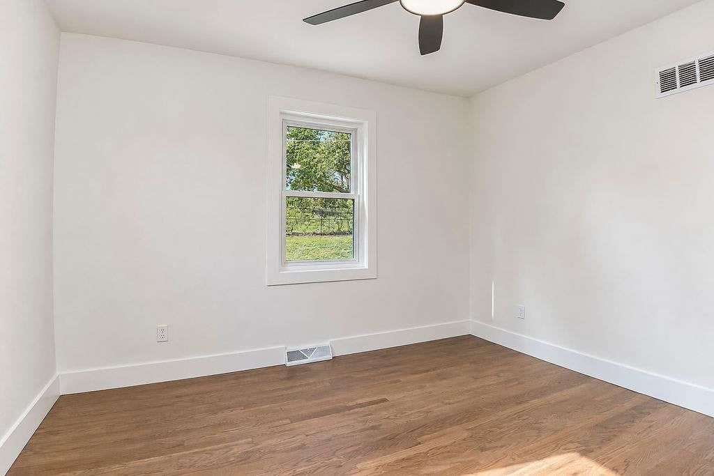 Photo 17 of 35 - 3438 N Brighton Avenue, Kansas City, MO 64117