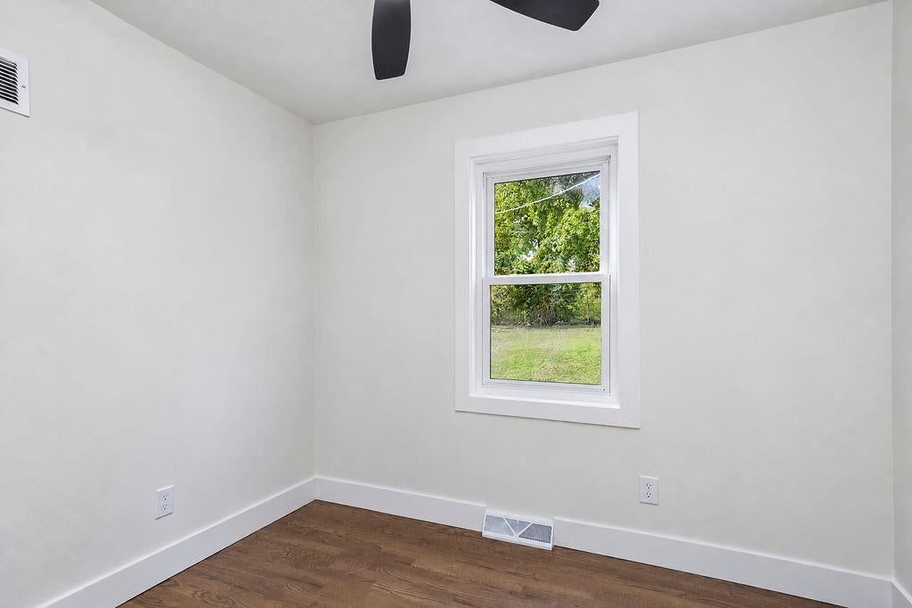 Photo 11 of 35 - 3438 N Brighton Avenue, Kansas City, MO 64117