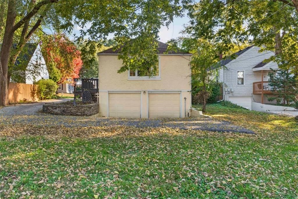 Photo 40 of 42 - 8016 Robinson Street, Overland Park, KS 66204