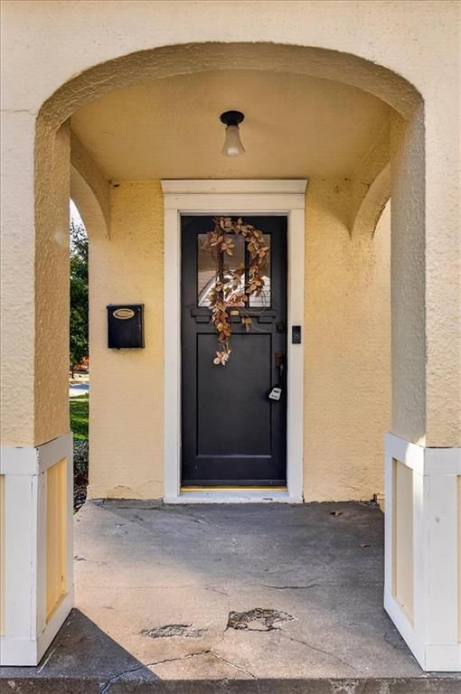 Photo 5 of 42 - 8016 Robinson Street, Overland Park, KS 66204