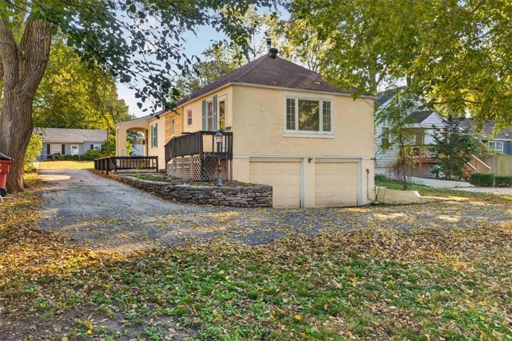 Attached garage at 8016 Robinson Street, Overland Park, KS 66204