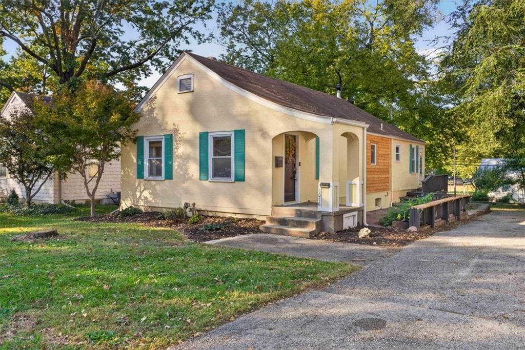 8016 Robinson Street, Overland Park, KS: listing photo 3