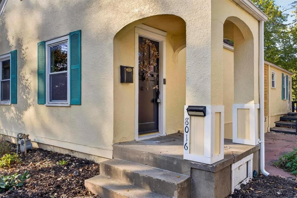 Photo 4 of 42 - 8016 Robinson Street, Overland Park, KS 66204