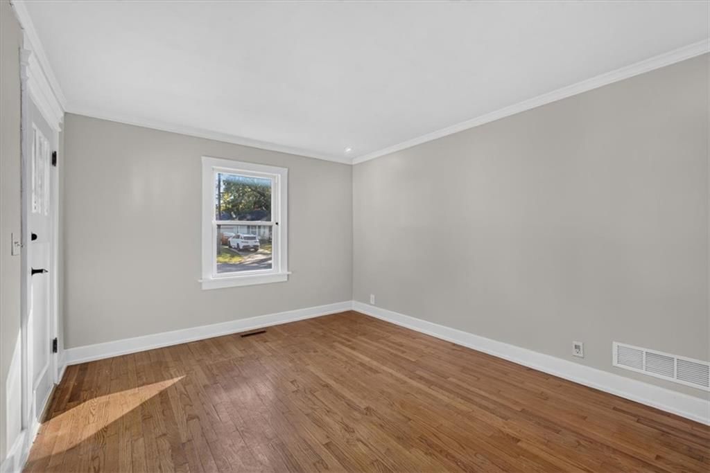 Photo 9 of 42 - 8016 Robinson Street, Overland Park, KS 66204