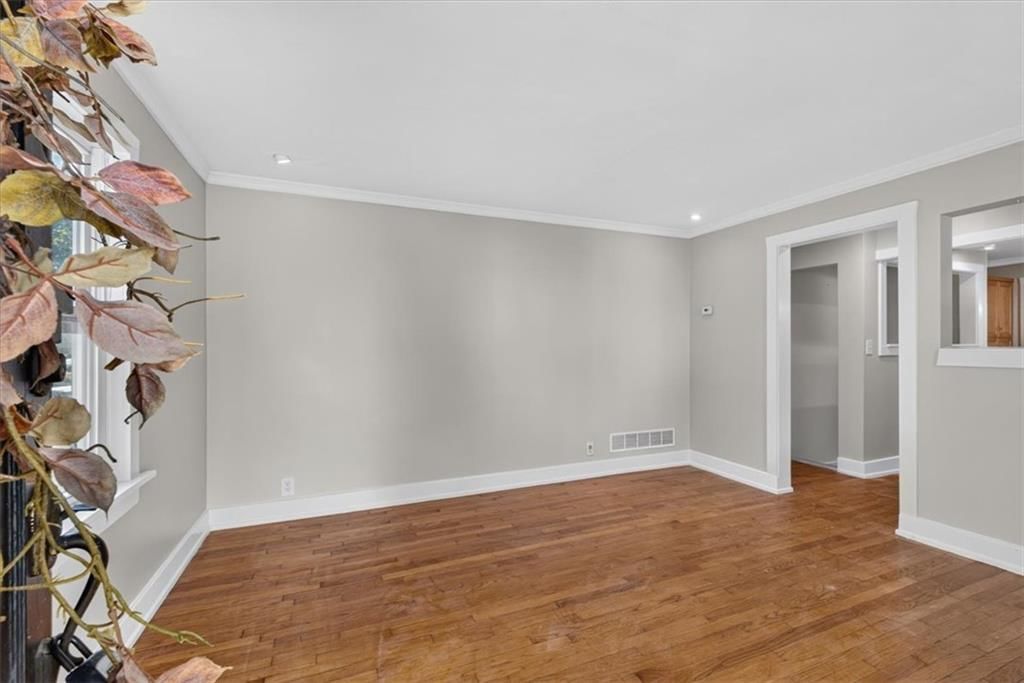 Photo 10 of 42 - 8016 Robinson Street, Overland Park, KS 66204