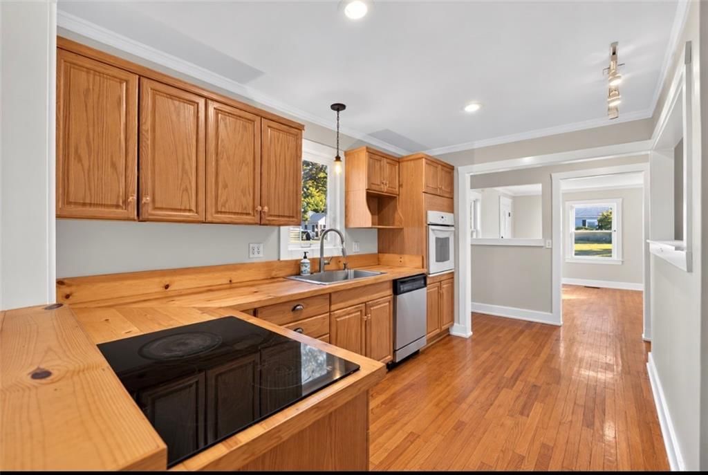Photo 13 of 42 - 8016 Robinson Street, Overland Park, KS 66204